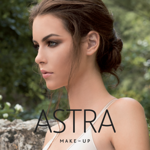 Eine junge Frau in der Natur, die zur Seite blickt, trägt Astra Make-up von Trisa Accessoires