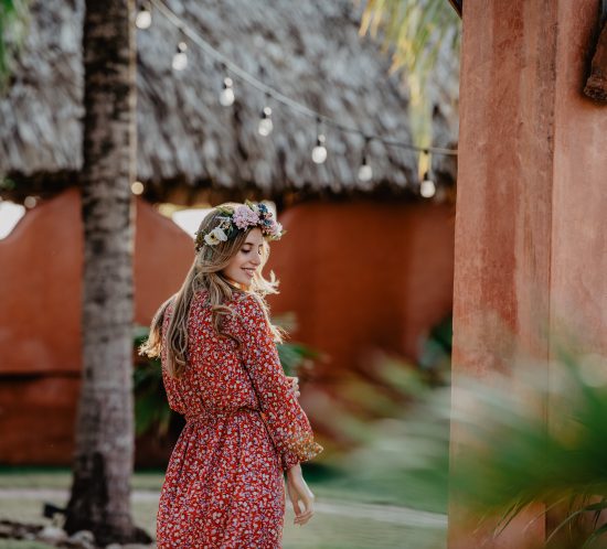 Eine junge Frau mit Blumenkranz von Trisa Accessoires und Blumen Kleid