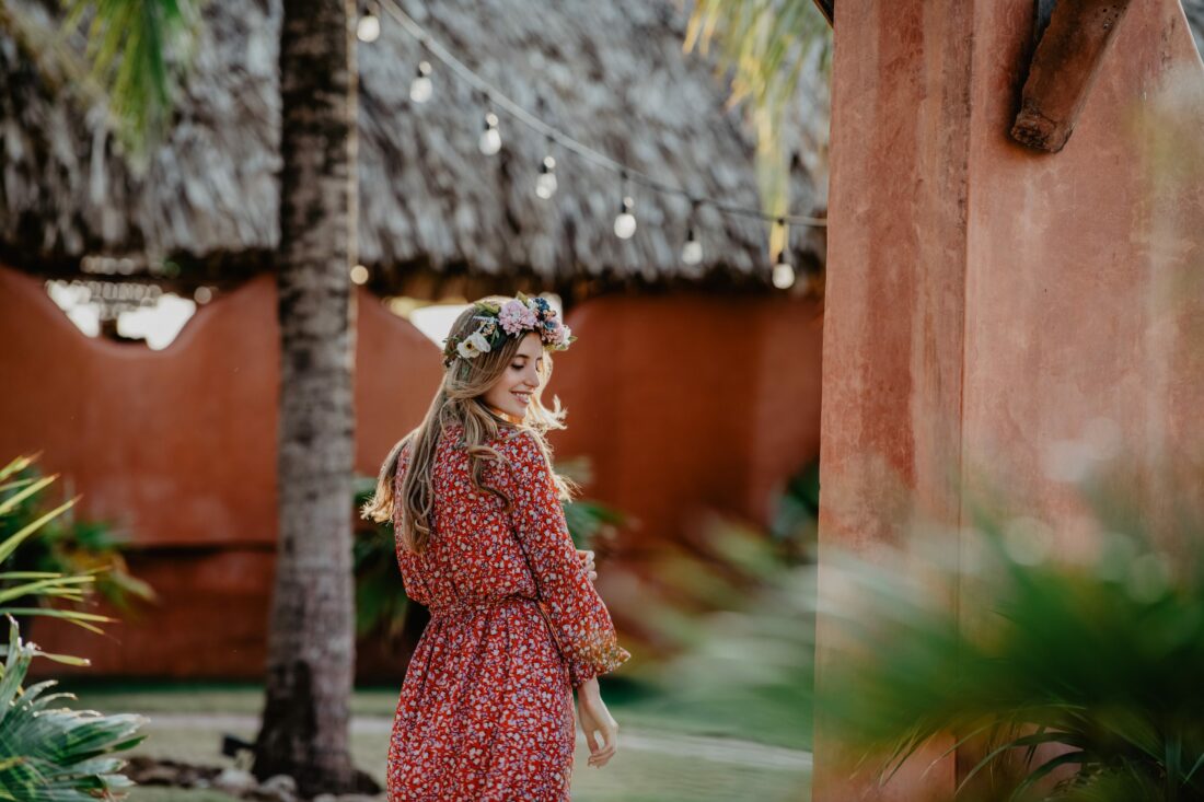 Eine junge Frau mit Blumenkranz von CELEBRIDE Trisa Accessoires und Blumen Kleid, in Panama unterwegs