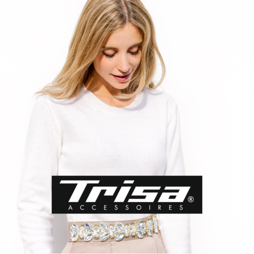Junge blonde Frau, mit Blick nach unten, trägt Trisa Fashion Haarschmuck, vor weisser Wand.