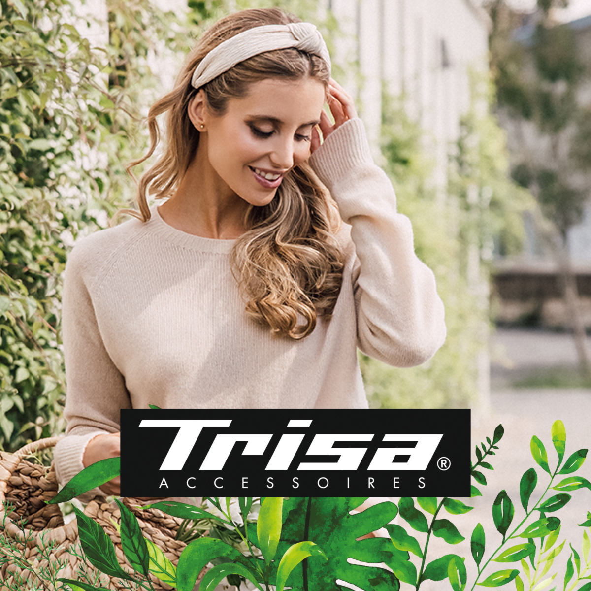 Eine junge blonde Frau trägt Haarschmuck von Trisa Accessoires, ist im grünen Stadt Park unterwegs, trägt einen Bast Korb, Nachhaltigkeit ist ihr wichtig