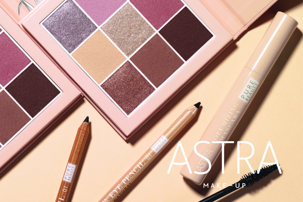 Flatlay mit Lidschatten Palette, Eye Pencil und Mascara von Astra Make-up, auf hellem Hintergrund