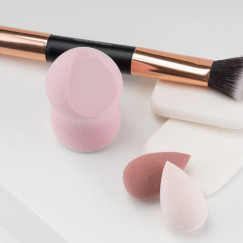 Ein Set an Beauty-Tools von Trisa Accessoires, bestehend aus Schminkpinsel und Kosmetikschwämmen, auf weissem Hintergrund.