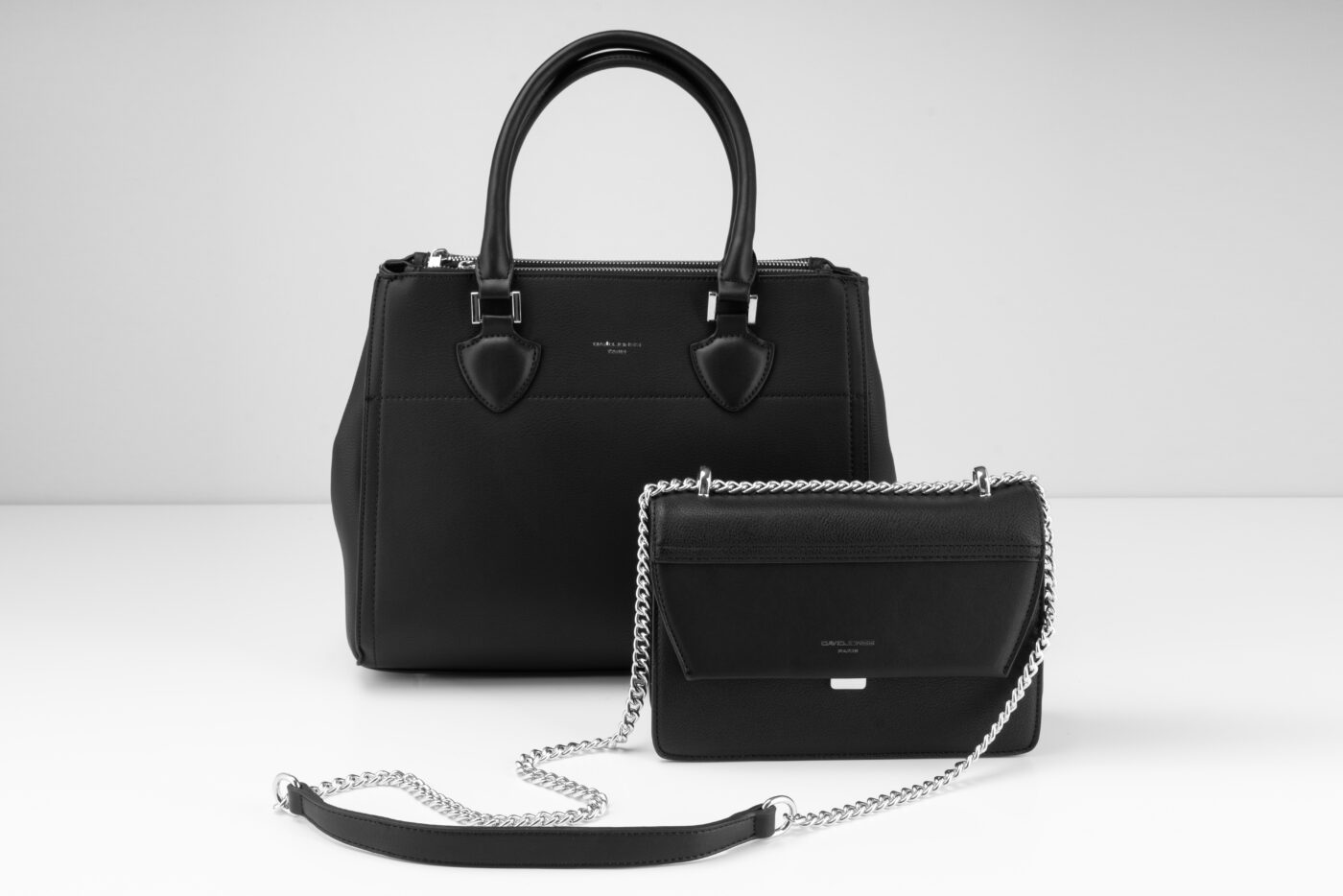 Zwei schwarze Fashion Bags von Trisa Accessoires, vor weissem Hintergrund.