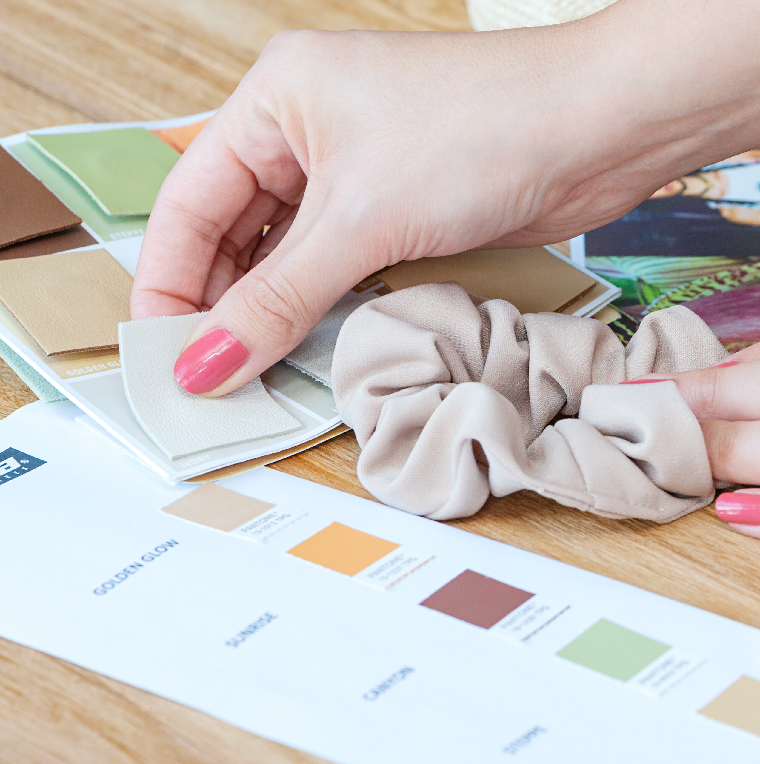 Sortimentsgestaltung einer Haarschmuck Linie von Trisa Accessoires, Abstimmung der Farben, auf Holztisch