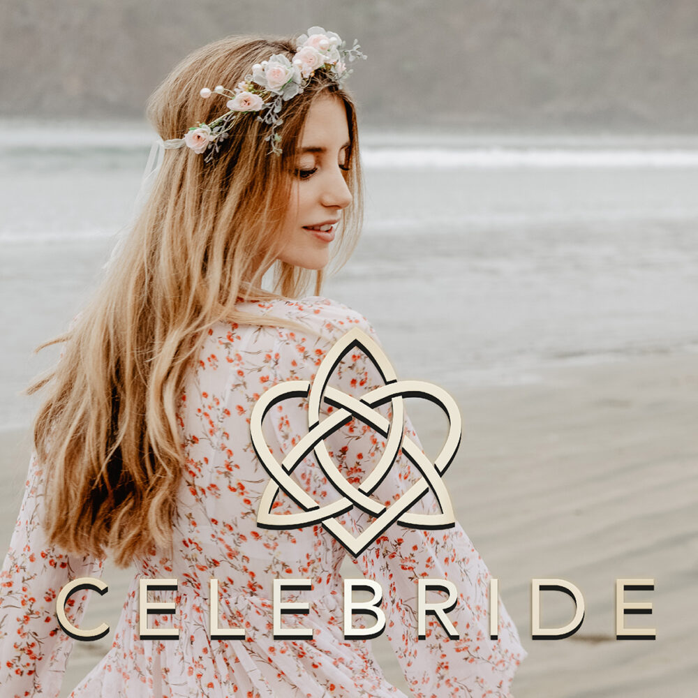 Junge, blonde Frau tägt einen Blumenkranz von CELEBRIDE Trisa Acessoires, bewegt sich am Strand von Ibiza in luftigem Kleid